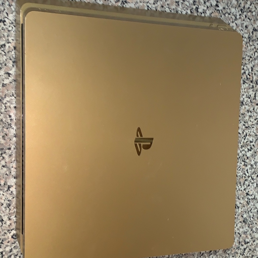PlayStation 4 - LIMITED EDITION - GOLD 2TB - Picture 2 of 8